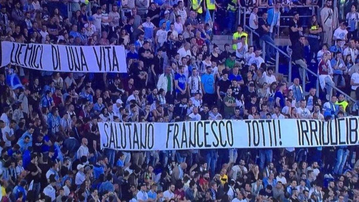Así era la pancarta dedicada a Totti por los hinchas del Lazio
