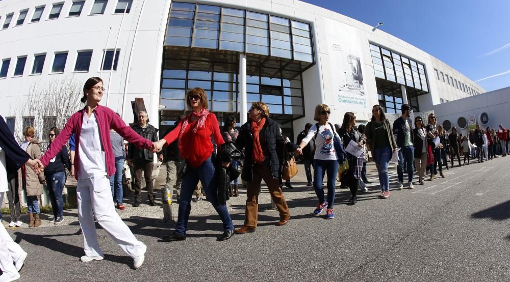 Más de dos mil personas participaron en un "abrazo" simbólico al recinto del Hospital.