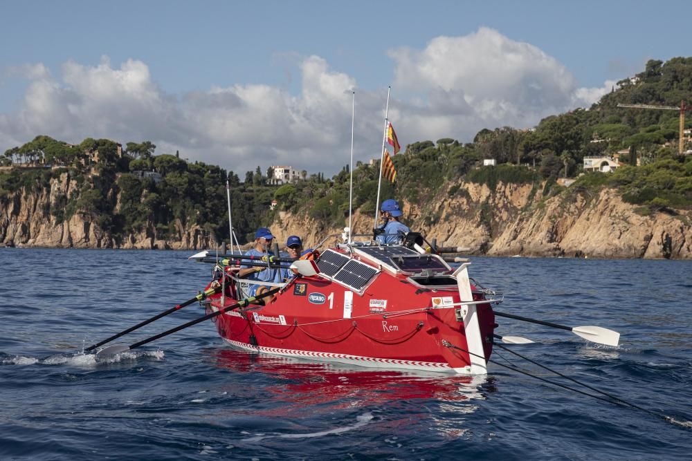 Una barca  recorre la Costa Brava recollint-hi microplàstics