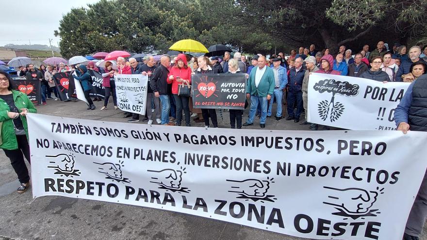 Centenares de personas se manifiestan contra el vial de Jove en superficie y cortan el acceso a El Musel: &quot;No somos la peste, somos el oeste&quot;