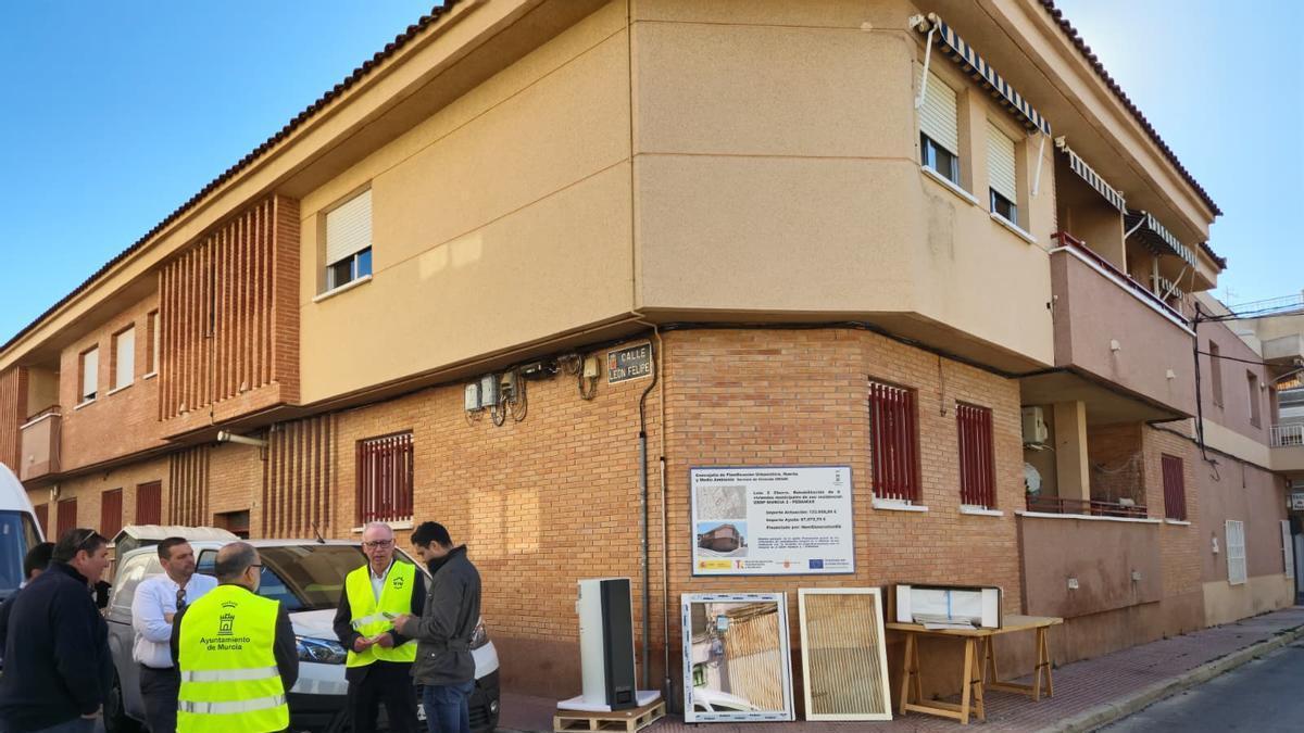 El edil de Urbanismo, Huerta y Medio Ambiente, Antonio Navarro, visita las obras rehabilitación energética en un edificio municipal en Churra.