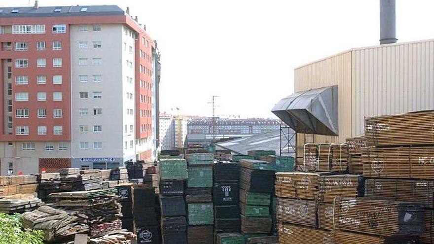 Actuales instalaciones de Maderas Peteiro, en el barrio de Os Rosales. / juan varela