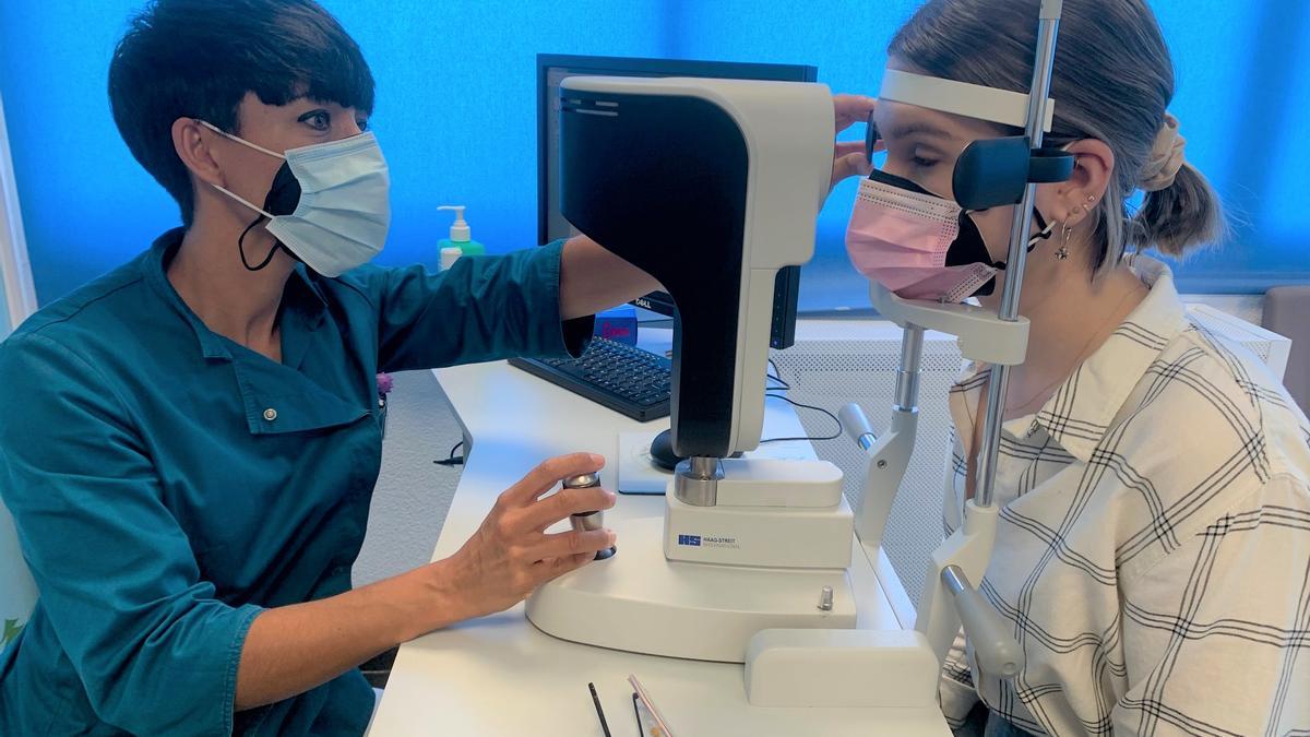 El departamento de Optometría de Oftálica realiza una prueba