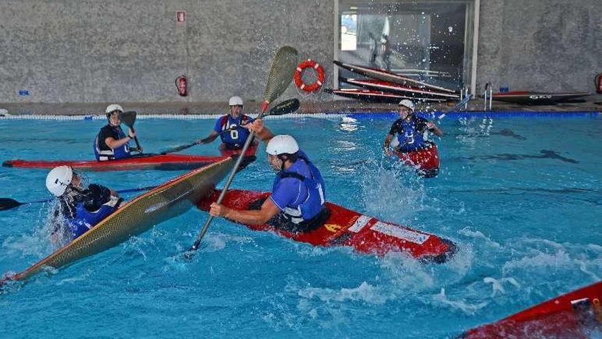 Actividad de kayak polo en la piscina de Cangas. // Gonzalo Núñez