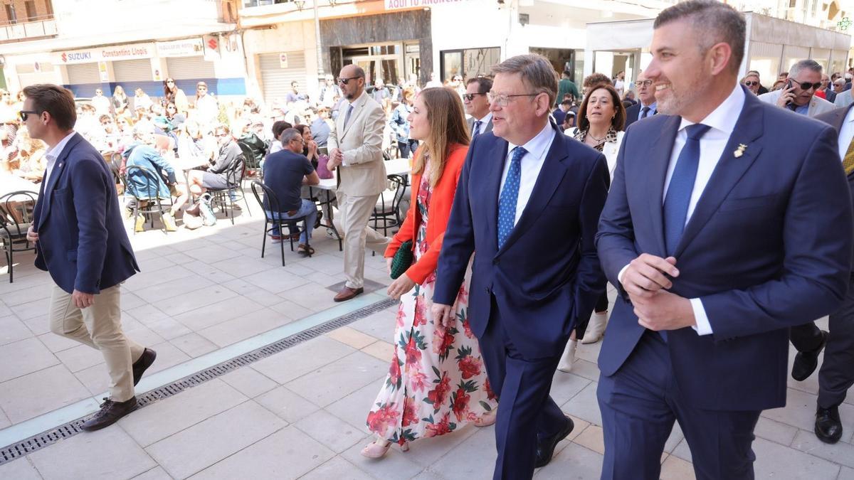 El presidente de la  Generalita, Ximo Puig, en el centro, durante un acto en Cullera.