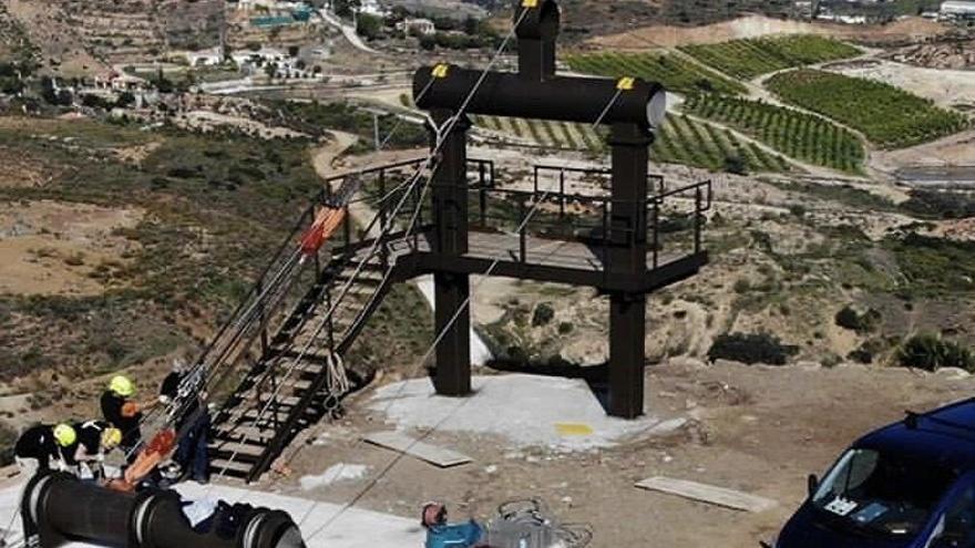 Imagen de las obras del pórtico de salida de la tirolina VK Twin más larga de Andalucía.