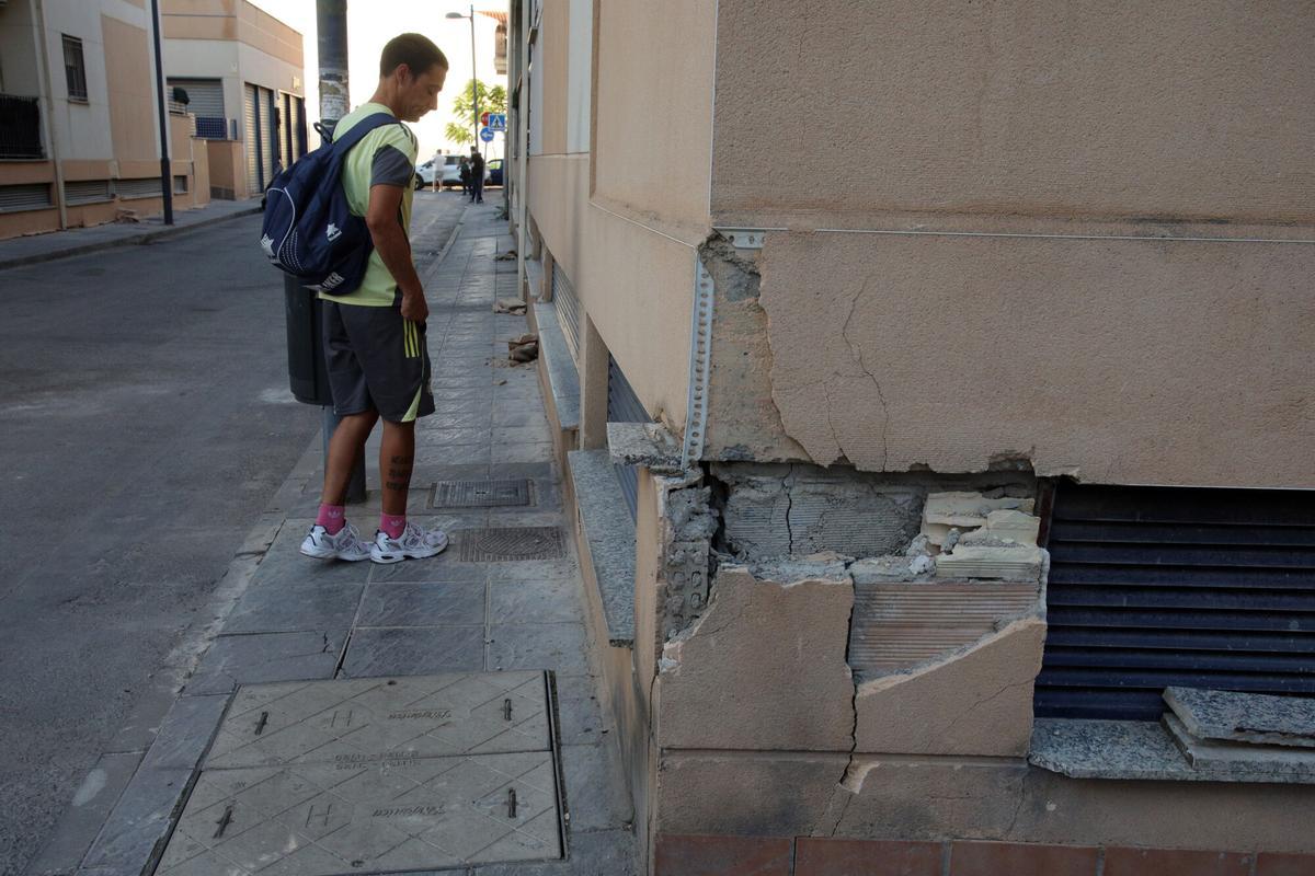 Un hombre observa desperfectos causados en Las Gabias después de diferentes temblores de este martes en dicha localidad de Granada. EFE/Pepe Torres. Añade texto