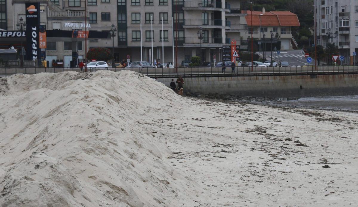 La barrera de arena colocada en el acceso a la playa de Santa Marta.
