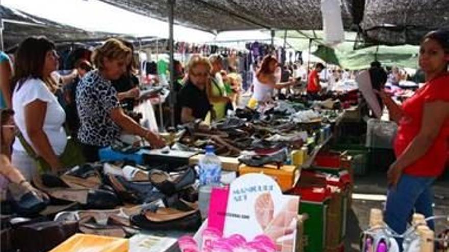 La crisis dispara la demanda para vender en mercadillos de Castellón