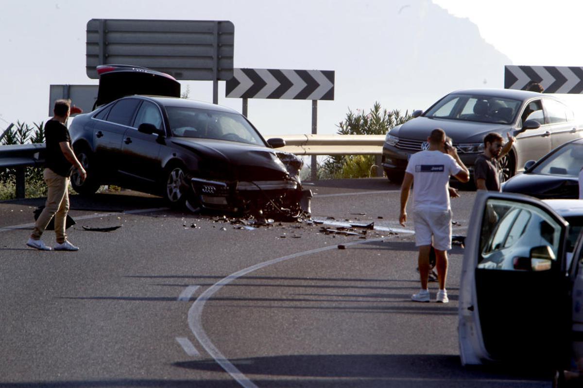 Choque frontal de dos coches en la carretera de Novetlè