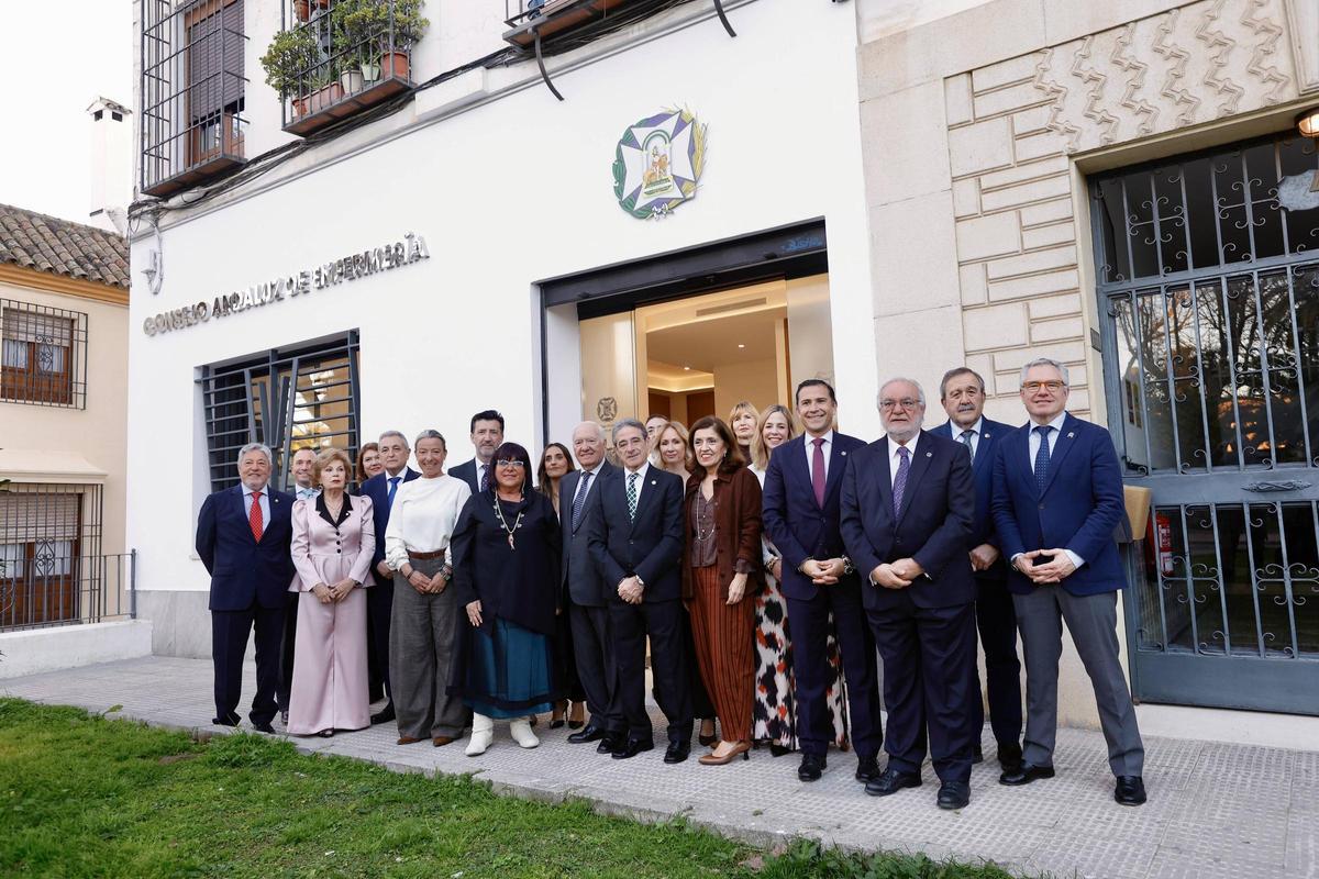Miembros y autoridades en la inauguración de la sede.