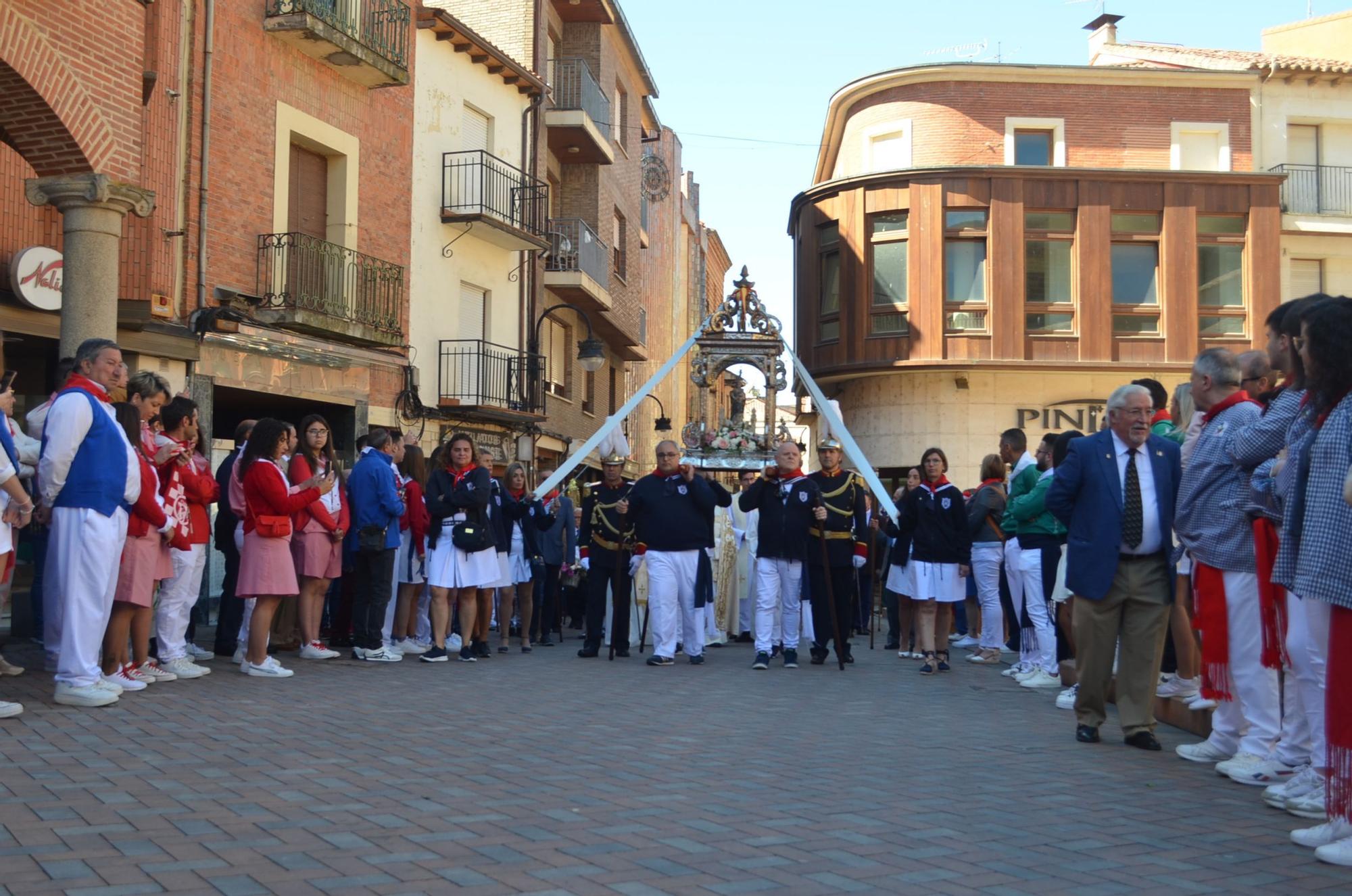 Fiestas de la Veguilla en Benavente: La patrona procesiona blindada por las doce peñas oficiales