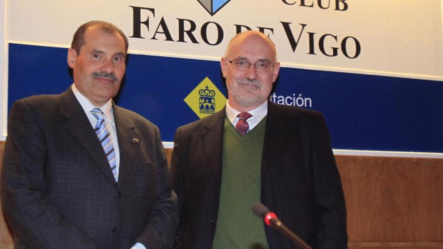 Francisco Veiga (izqda.) fue presentado por el profesor de Historia Luis Míguez.  // José Lores