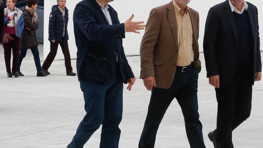 Carlos Cuadros, Paulo Speller y Vicente Domínguez, ayer, en la plaza del Niemeyer.