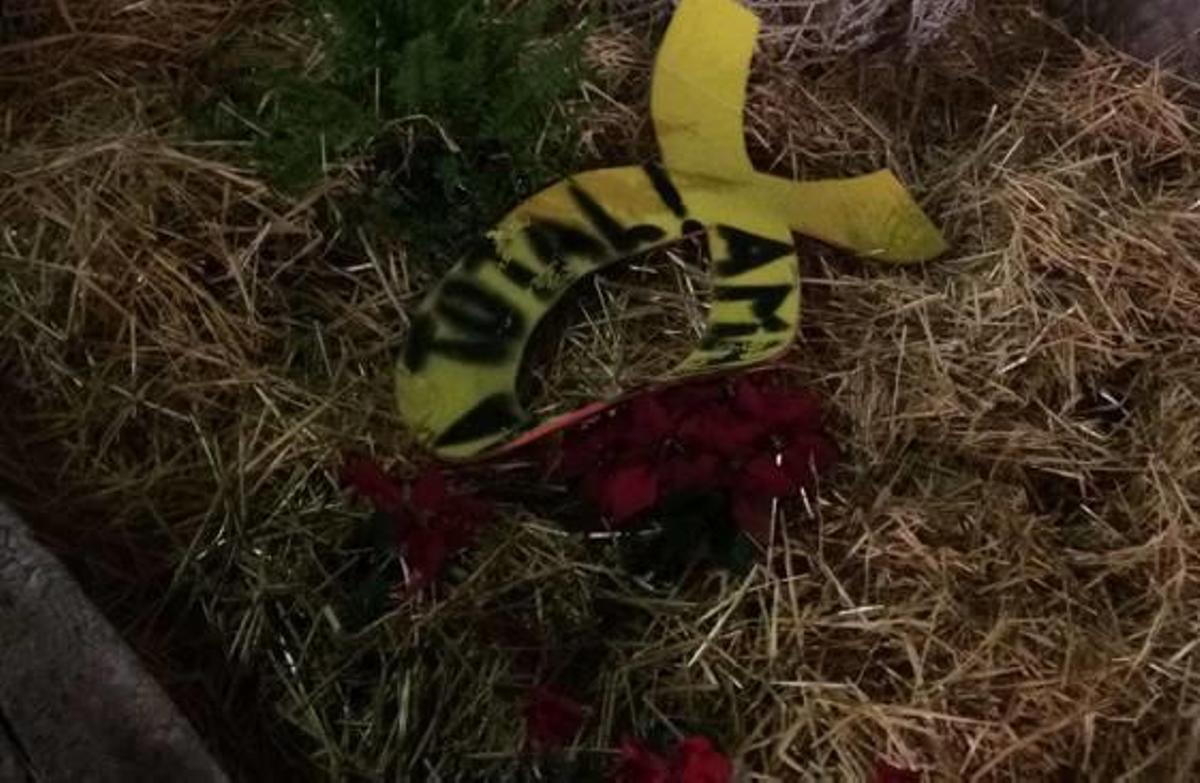 Roban el niño Jesús del belén municipal y colocan en su lugar un lazo amarillo