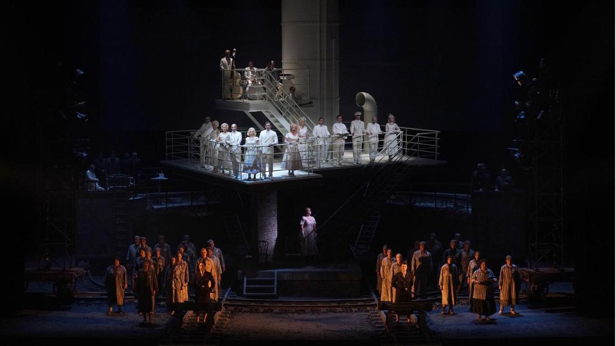 Plano general de escena de 'La Pasajera', de Mieczysław Weinberg, en el Teatro Real.
