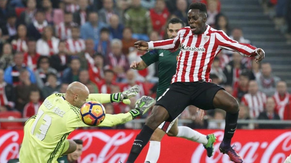 Inaki Williams, ante el portero de Osasuna Nauzet, en la última jornada de Liga.