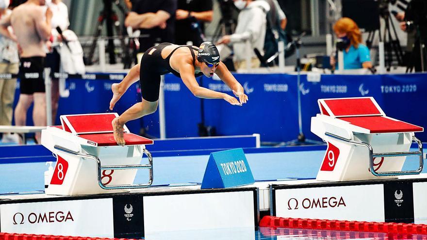 Michelle Alonso se lanza a la piscina en la prueba en la que logró su diploma olímpico.