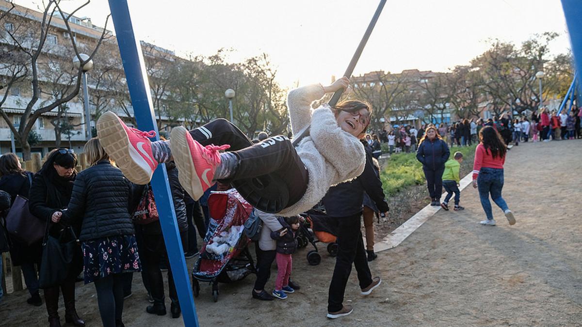 Nuevo parque infantil situado en la confluencia de las calles Girona y Joaquim Auger.