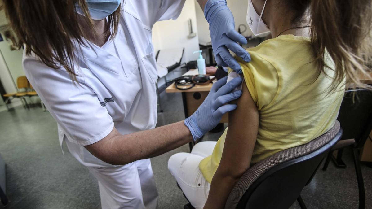 La vacunación, una de las medidas para prevenir la tosferina