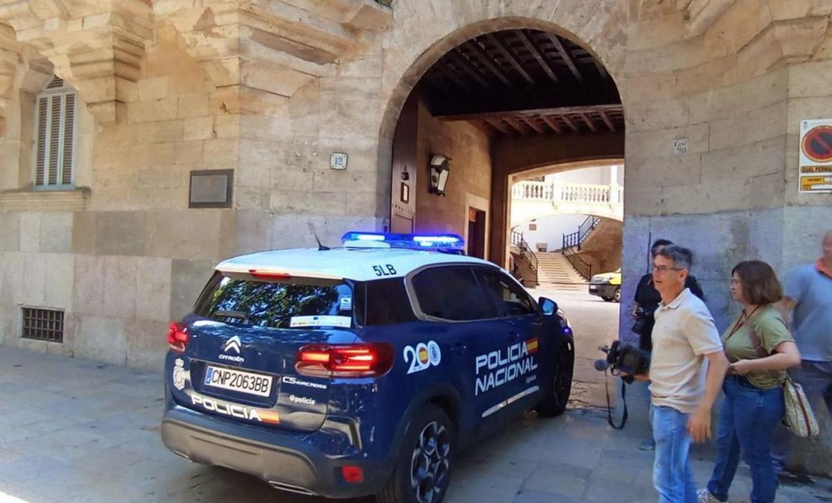 Furgón policial accediendo a la Audiencia Provincial. | D.M.