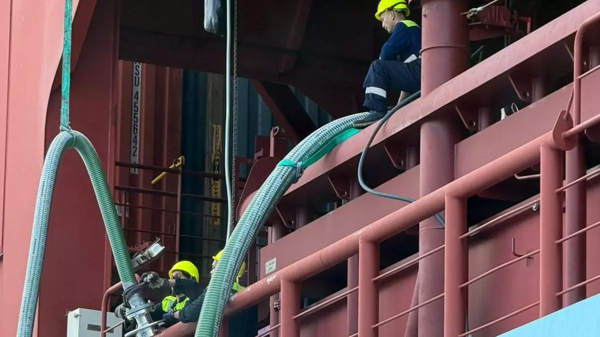 El Port de Barcelona acoge el primer suministro de bioetanol a un portacontenedores