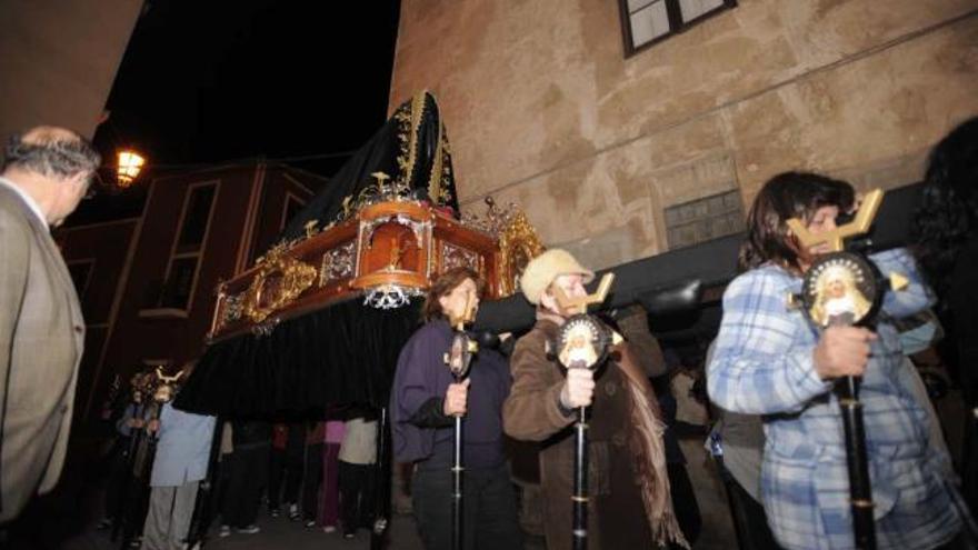 Las costaleras aprenden a llevar el paso a lo largo de ocho sesiones de ensayo.