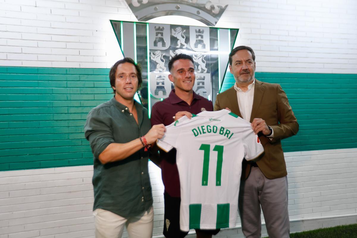 La presentación del jugador del Córdoba CF Diego Bri, en imágenes