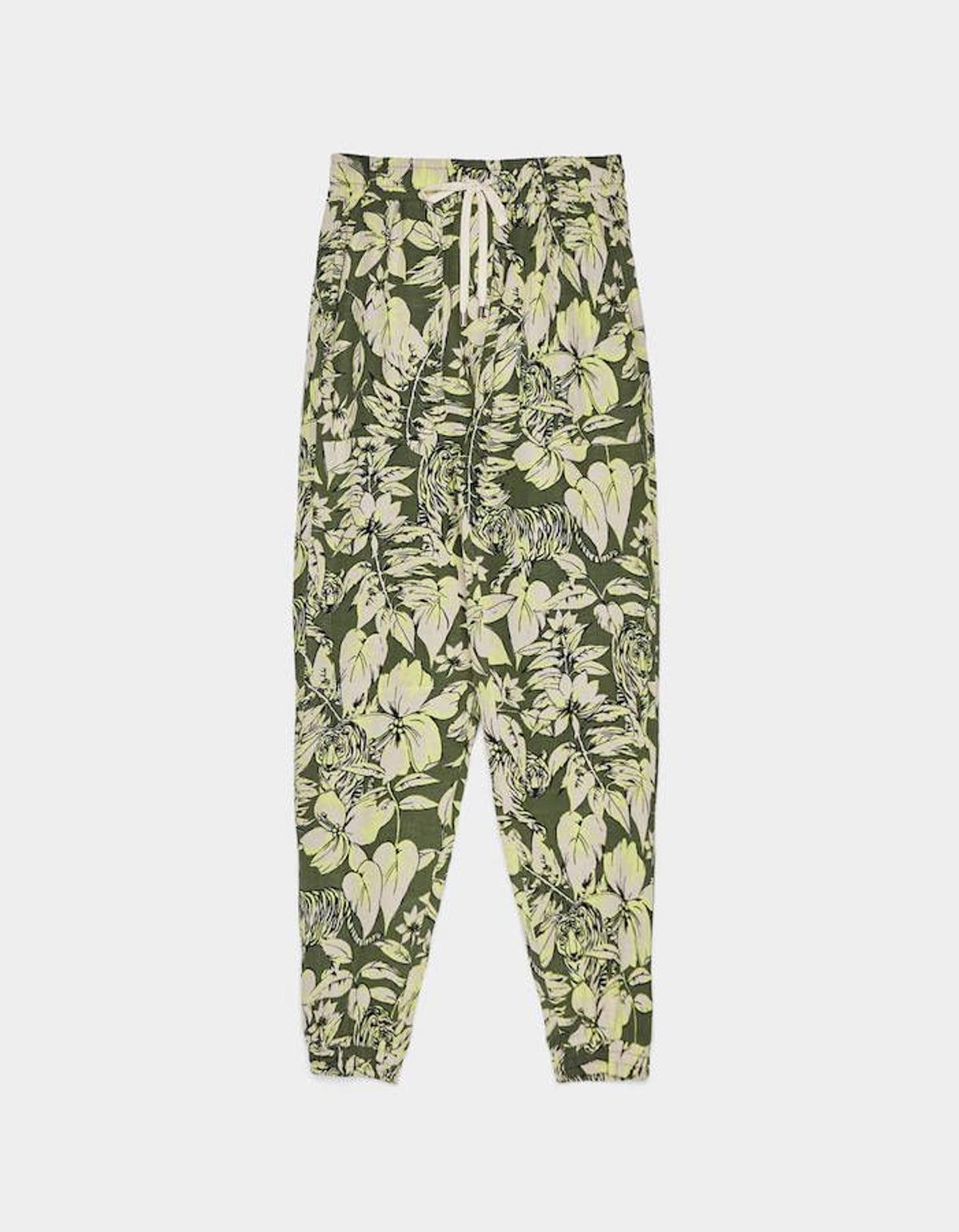 Pantalón estampado tropical, de Bershka