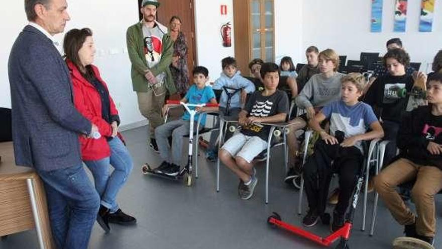 Jorge Suárez y Alba Escandón, durante una reunión en el año 2017 con jóvenes practicantes de patinaje.