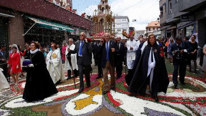 La procesión sobre una alfombra de flores en Ponteareas. // R. Grobas