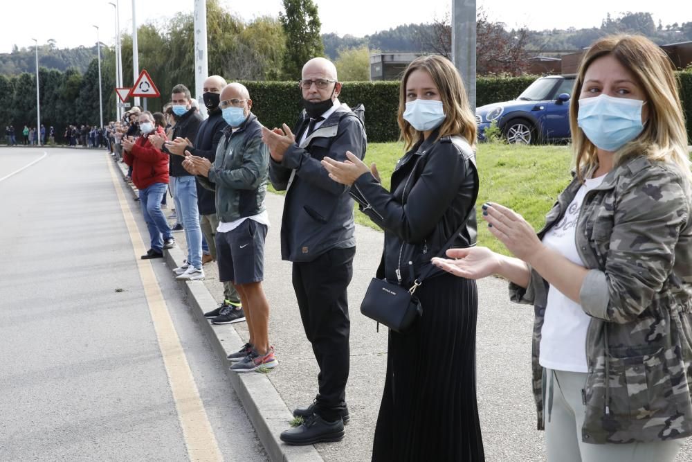 Más de mil personas despiden al hostelero gijonés Floro Gordillo con una cadena humana.