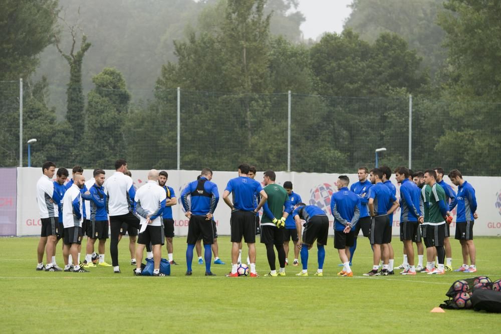 Entrenamiento del Real Oviedo con la visita del boxeador Aitor Nieto