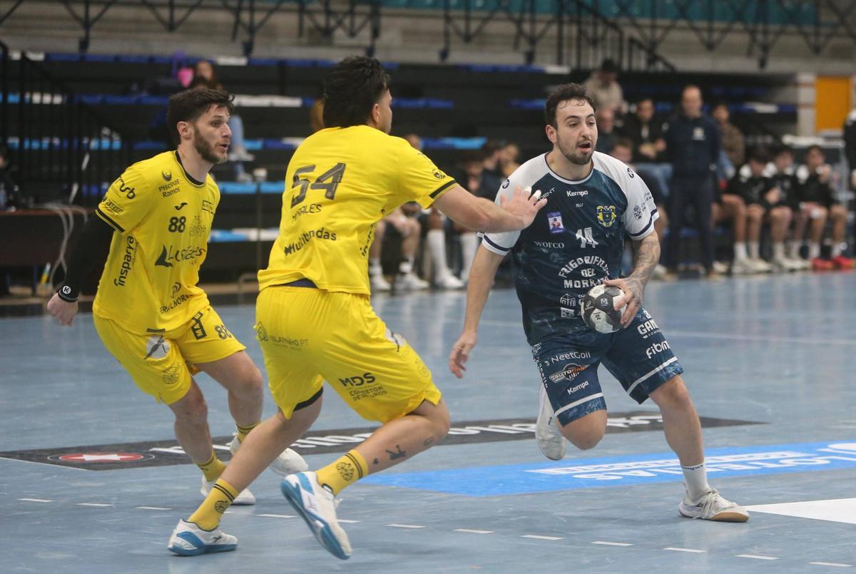 Martín Gayo en una acción del último amistoso del Frigoríficos ante el ABC de Braga.