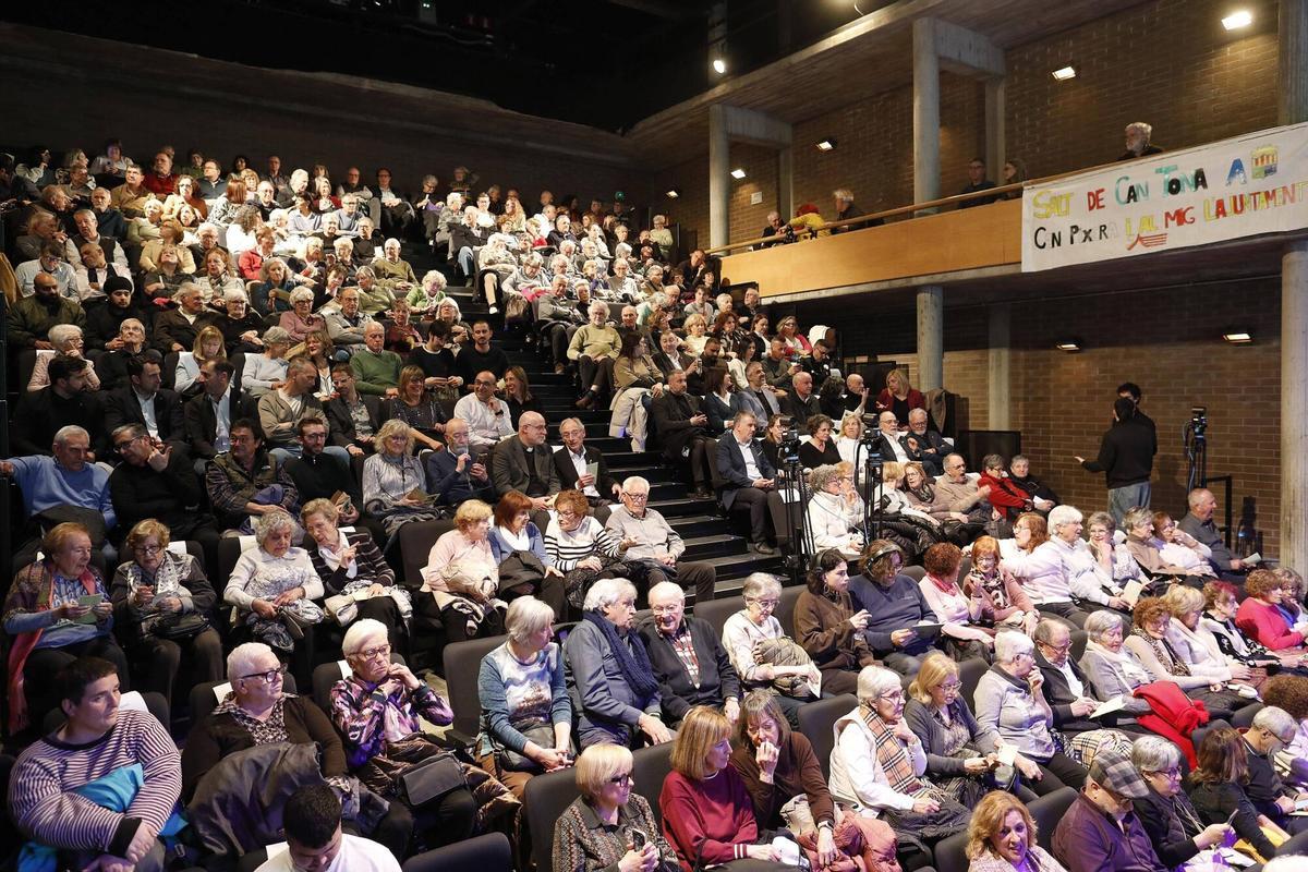 Salt. Teatre. Entrega del Premi Tres de Març a Felix Mussoll (rector de la parroquia de Sant Cugat).