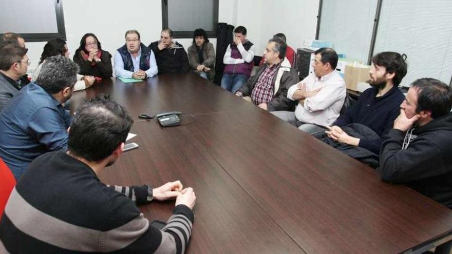 Los cunicultores celebraron una reunión en la sede de Unións Agrarias. // Bernabé/Gutier