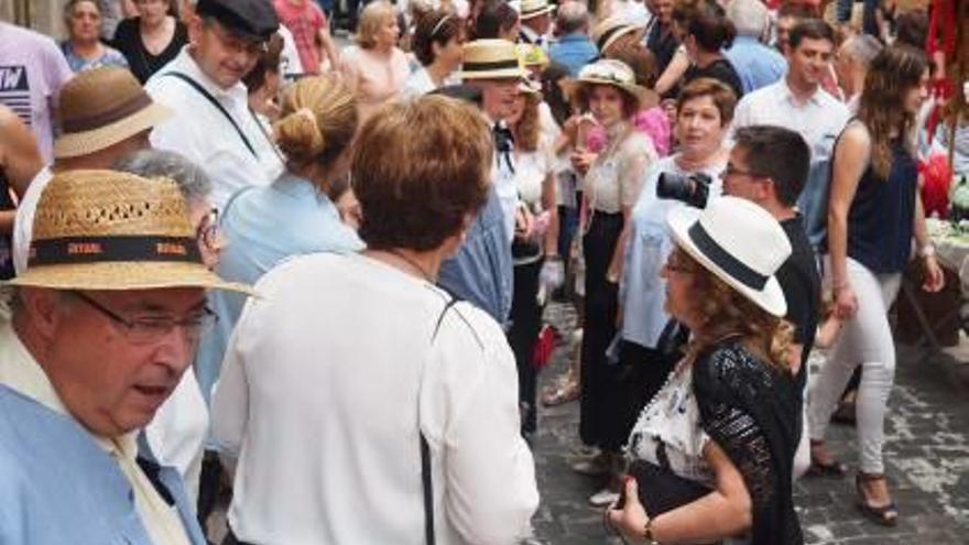 Gran ambiente durante la Fira Modernista de Carcaixent.