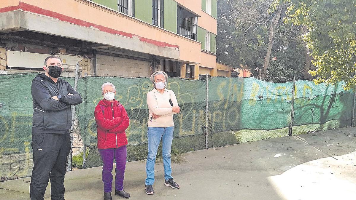 Vecinos del bloque de la calle Chico del Matadero, 10, junto a la parcela abandonada.