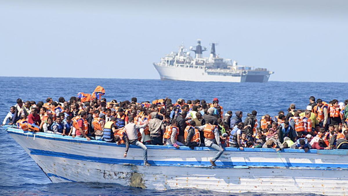 Cerca de 369 refugiados viajando en un bote de madera en aguas al norte de Libia.