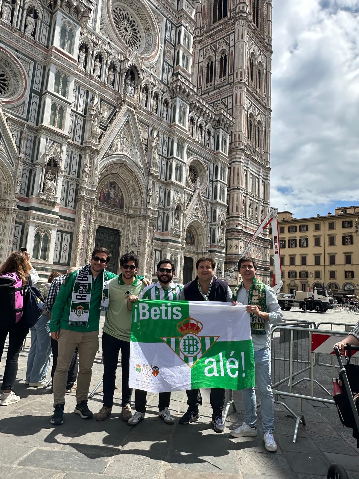 Fotogalería | Aficionados del Betis toman las calles de Florencia