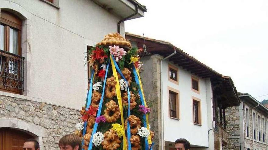 Un momento de la procesión de San Cayetano en Mestas de Con.