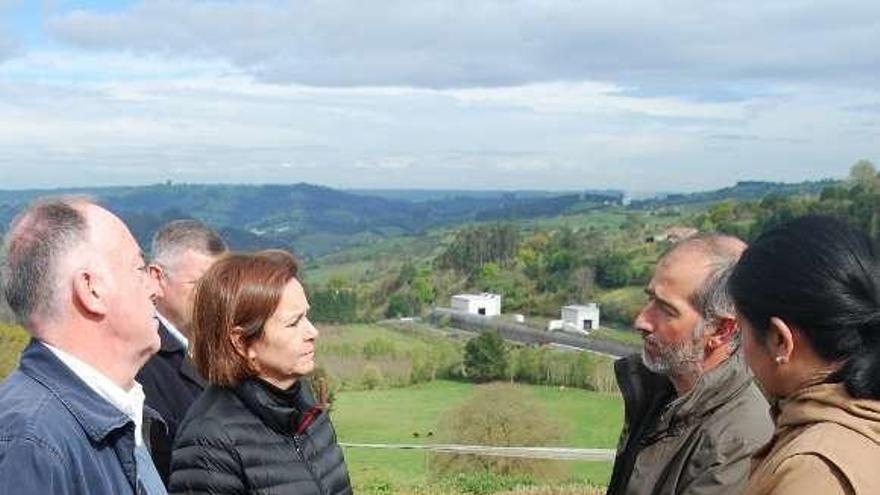 Por la izquierda, Eduardo Martínez Llosa, Carmen Moriyón, Juan Blanco, vecino de la zona, y la diputada regional de Foro Carmen Fernández.