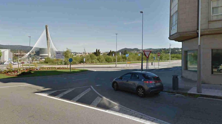 Más de 1.360 euros y 8 meses sin carné por derribar una farola con su coche en Pontevedra