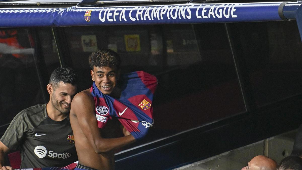 Lamine Yamal, segundos antes de debutar en la Champions durante el partido entre el Barça y Amberes.