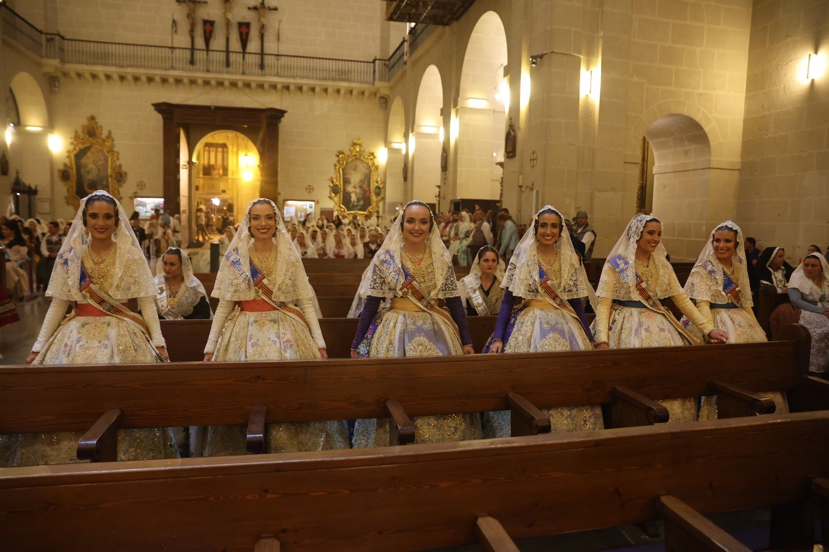 Carmen, Nerea y las dos cortes rematan la Ofrenda de Alicante