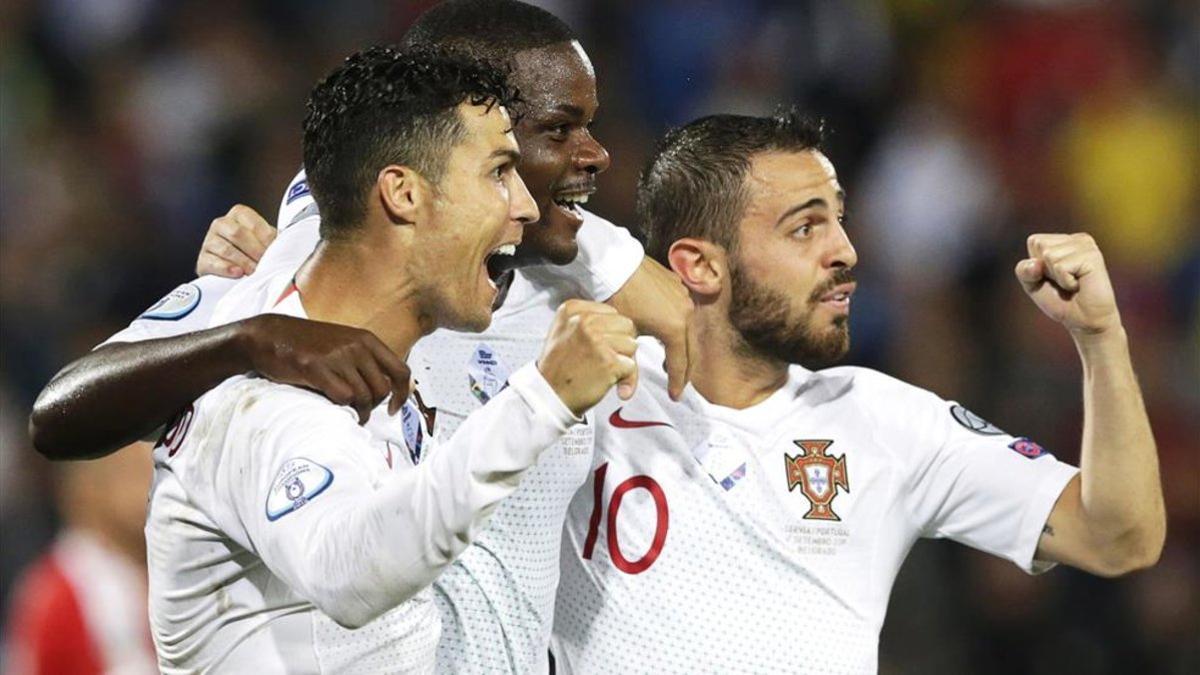 Los jugadores de Portugal celebrando el triunfo ante Serbia