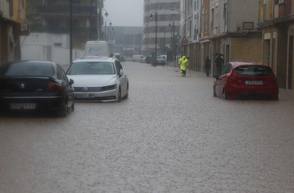 Consecuencias de la tromba de agua caída en Alzira esta pasada madrugada y esta mañana.