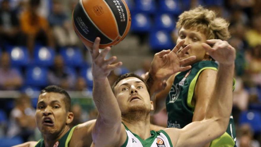 El pívot montenegrino del Zielona Gora, Vladimir Dragicevic (c), pelea un balón ante los jugadores de Unicaja