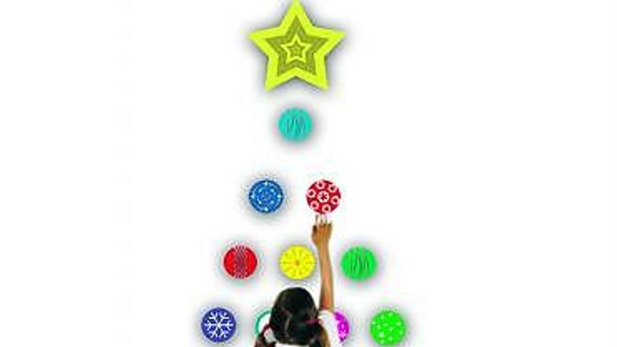 Una niña coloca los «stickers» con forma de árbol de Navidad.
