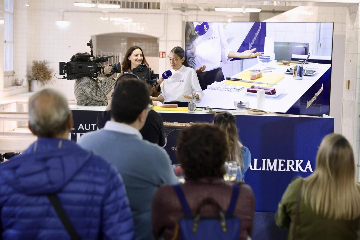 El "pata negra" del atún desembarca en Gijón de la mano de Alimerka y María Lo, en imágenes